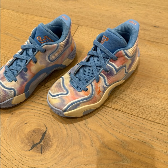 Kids Jordan sneakers size 12 - Picture 2 of 4